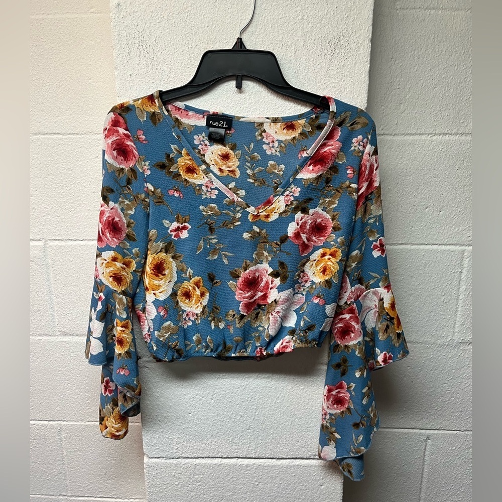Rue21 Blue Floral Patterned Top. Medium